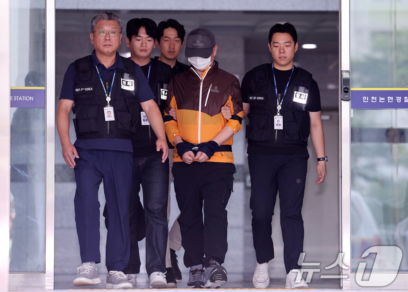 본문 이미지 - 사제 총기 살해 사건 피의자 A 씨&#40;62·남&#41;가 30일 오전 인천논현경찰서에서 검찰로 송치되고 있다. 2025.7.30/뉴스1 ⓒ News1 박지혜 기자
