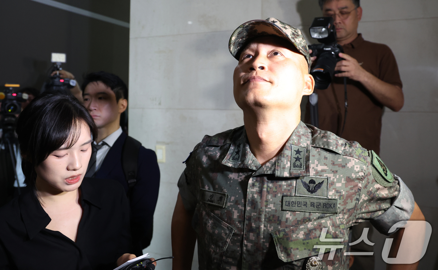 (서울=뉴스1) 김명섭 기자 = 박진희 전 국방부 군사보좌관(육군 소장·현 육군 제56사단장)이 30일 오전 서울 서초구 순직해병 특검(특별검사 이명현)으로  출석하고 있다.  2 …