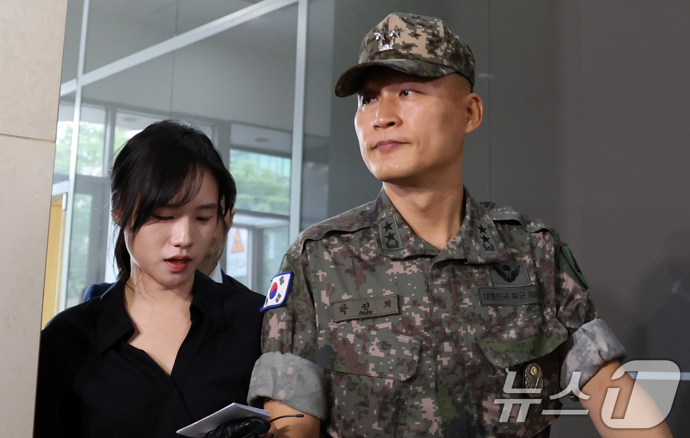 (서울=뉴스1) 김명섭 기자 = 박진희 전 국방부 군사보좌관(육군 소장·현 육군 제56사단장)이 30일 오전 서울 서초구 순직해병 특검(특별검사 이명현)으로  출석하고 있다. 20 …