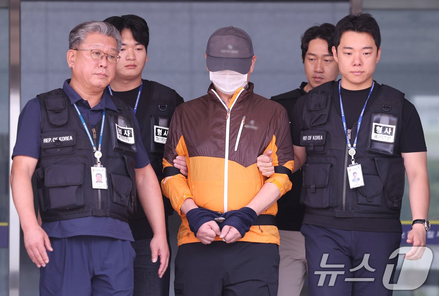 본문 이미지 - 사제 총기 살해 사건 피의자 A 씨&#40;62·남&#41;가 30일 오전 인천논현경찰서에서 검찰로 송치되고 있다. A씨는 지난 20일 오후 9시 31분께 인천시 연수구 송도 아파트에서 사제 총기로 산탄을 발사해 아들 B씨를 살해한 혐의를 받고 있다. 2025.7.30/뉴스1 ⓒ News1 박지혜 기자