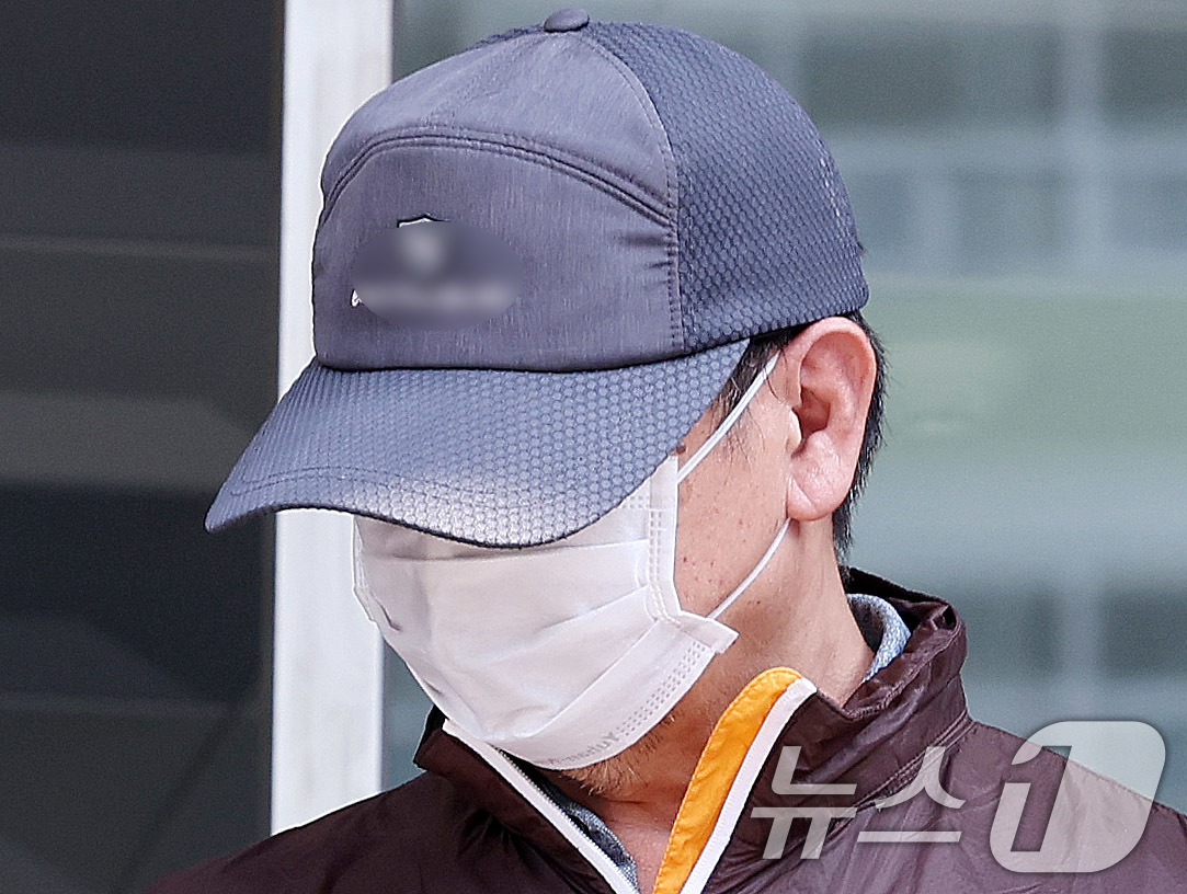 (인천=뉴스1) 박지혜 기자 = 사제 총기 살해 사건 피의자 A 씨(62·남)가 30일 오전 인천논현경찰서에서 검찰로 송치되고 있다.A씨는 지난 20일 오후 9시 31분께 인천시 …