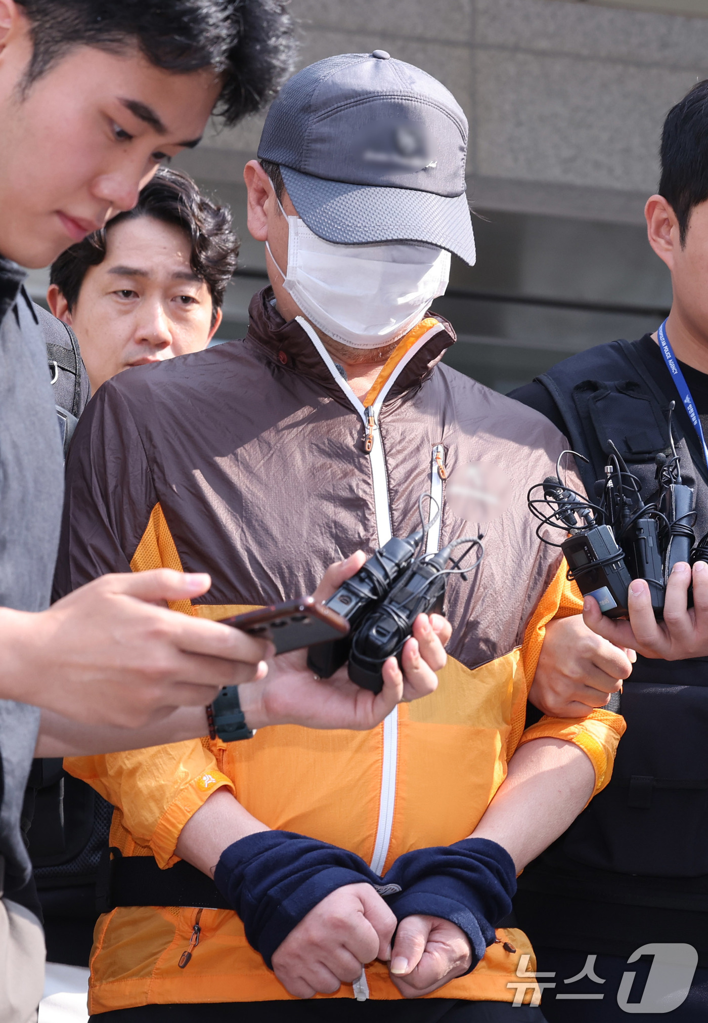 (인천=뉴스1) 박지혜 기자 = 사제 총기 살해 사건 피의자 A 씨(62·남)가 30일 오전 인천논현경찰서에서 검찰로 송치되고 있다.A씨는 지난 20일 오후 9시 31분께 인천시 …