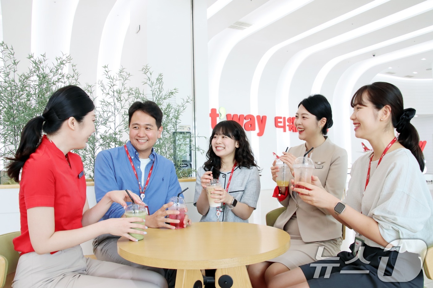 (서울=뉴스1) = 티웨이항공이 중복을 맞아 임직원들의 사기 진작을 위한 여름철 간식 이벤트를 진행한다고 30일 밝혔다.서울 강서구 티웨이항공 훈련센터에서 티웨이항공 임직원들이 더 …