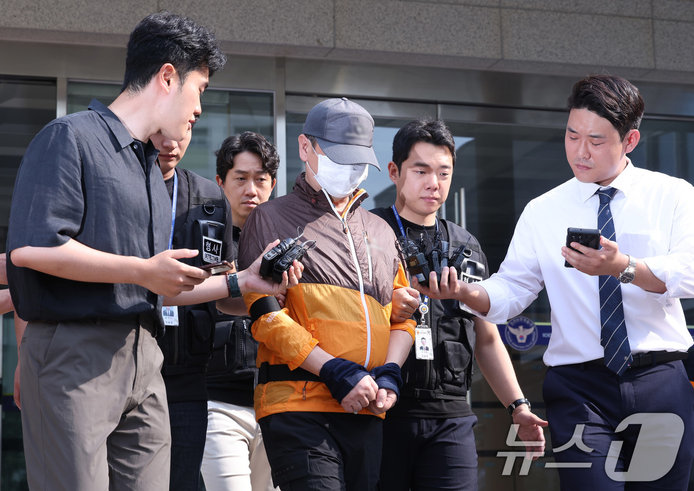 (인천=뉴스1) 박지혜 기자 = 사제 총기 살해 사건 피의자 A 씨(62·남)가 30일 오전 인천논현경찰서에서 검찰로 송치되고 있다.A씨는 지난 20일 오후 9시 31분께 인천시 …