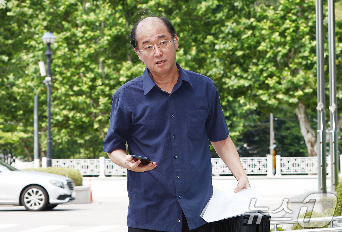 (서울=뉴스1) 김민지 기자 = 노상원 전 국군정보사령관의 친동생이자 변호인을 맡은 노종래 변호사가 30일 오전 12·3 비상계엄 내란·외환 사건을 수사하는 특검팀이 위치한 서울고 …