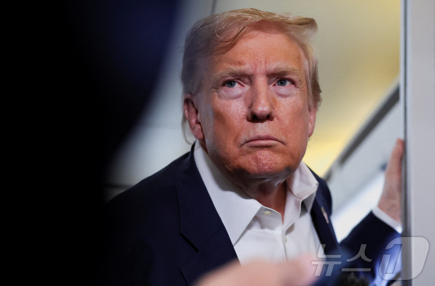 (에어포스원 로이터=뉴스1) 김경민 기자 = 도널드 트럼프 미국 대통령이 29일(현지시간) 영국 스코틀랜드에서 미국 메릴랜드주 앤드루스 합동기지로 향하는 에어포스원에서 기자들과 질 …