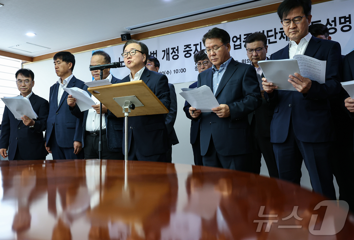 (서울=뉴스1) 김도우 기자 = 이동근 한국경영자총협회 상근부회장이 30일 서울 마포구 경총회관에서 노동조합법 개정 중지를 촉구하는 업종별단체 공동성명을 발표하고 있다. 2025. …