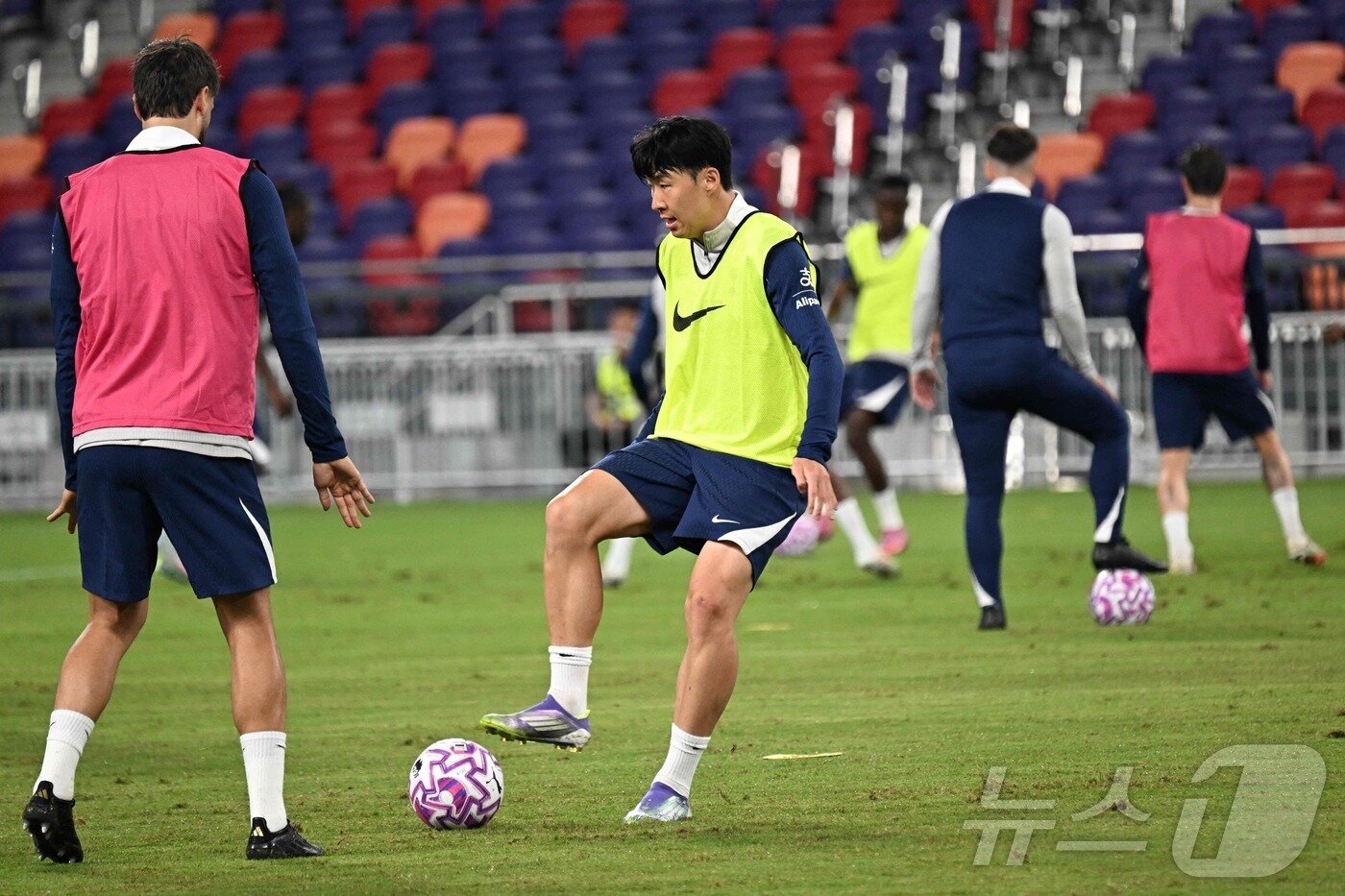 본문 이미지 - 아시아 투어에서 훈련 중인 손흥민 ⓒ AFP=뉴스1