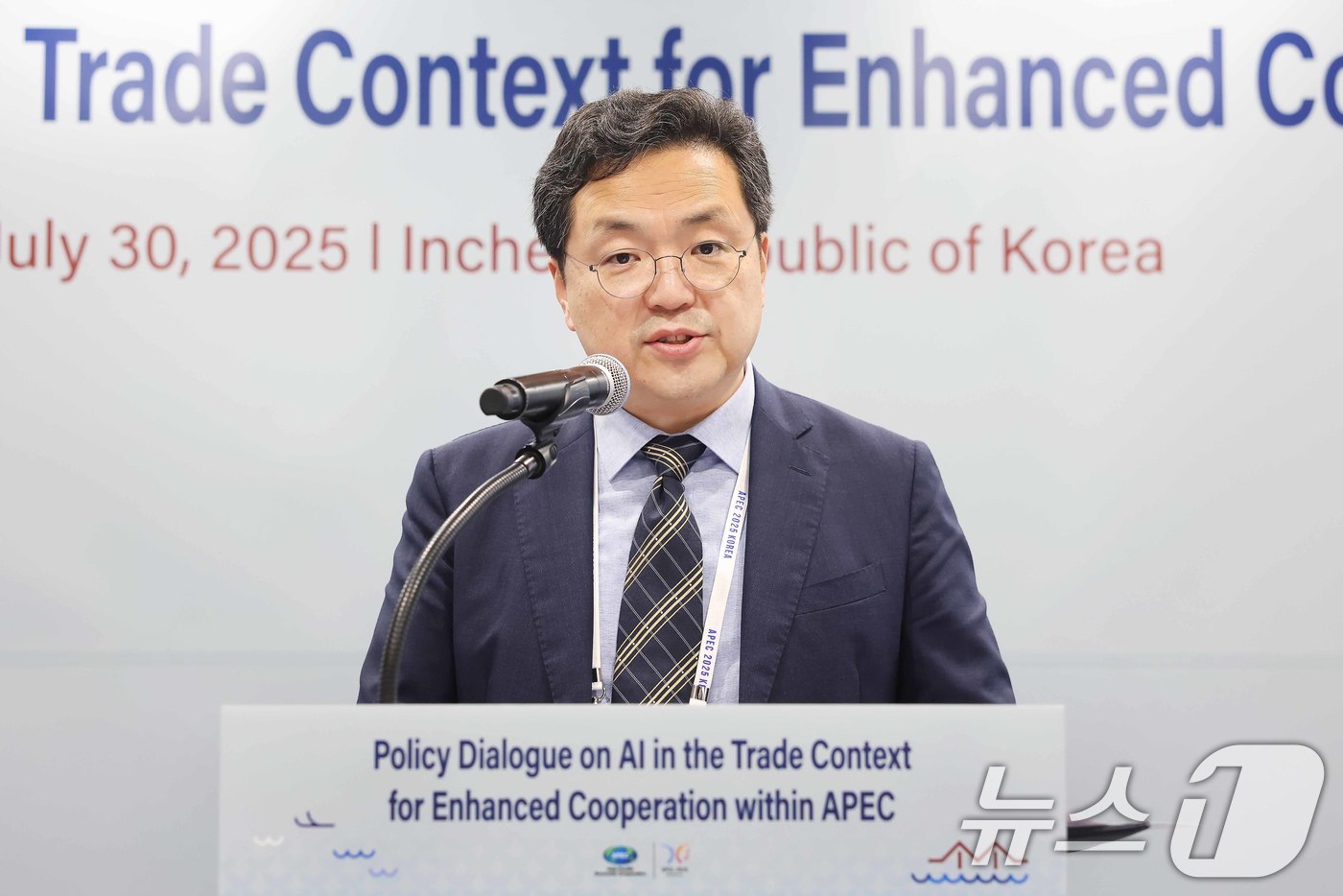 (서울=뉴스1) = 오충종 산업통상자원부 다자통상법무관이 30일 인천 연수구 송도컨벤시아에서 APEC 역내 인공지능(AI)정책 조화를 통한 비즈니스 기회 확대 및 위험관리 방안을 …