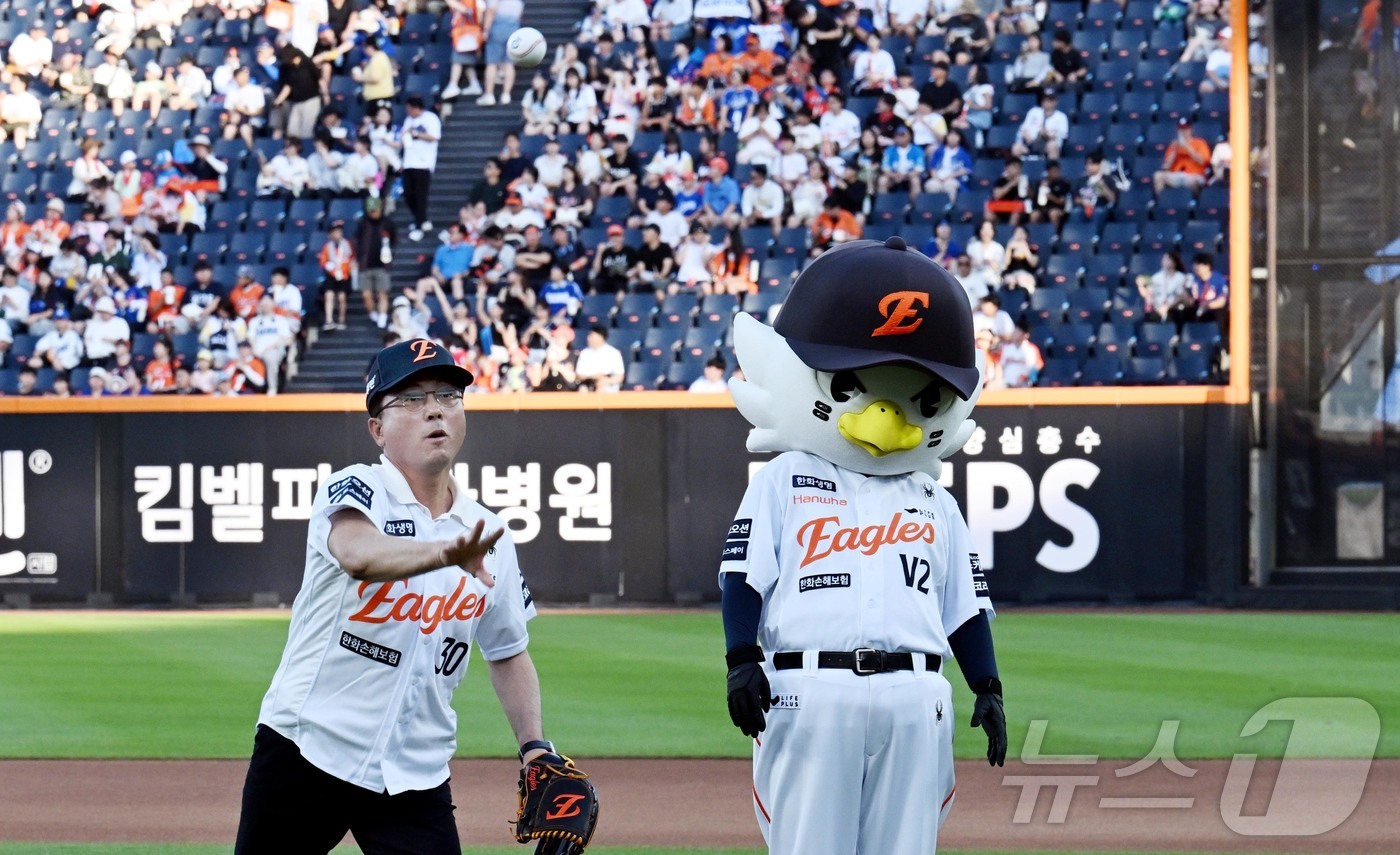 (대전=뉴스1) 이동원 기자 = 박희조 대전 동구청장이 지난 29일 대전한화생명볼파크에서 열린 ‘다자녀 가정과 함께하는 신나는 야구관람’ 행사에 참석해 한화이글스와 삼성라이온즈의 …