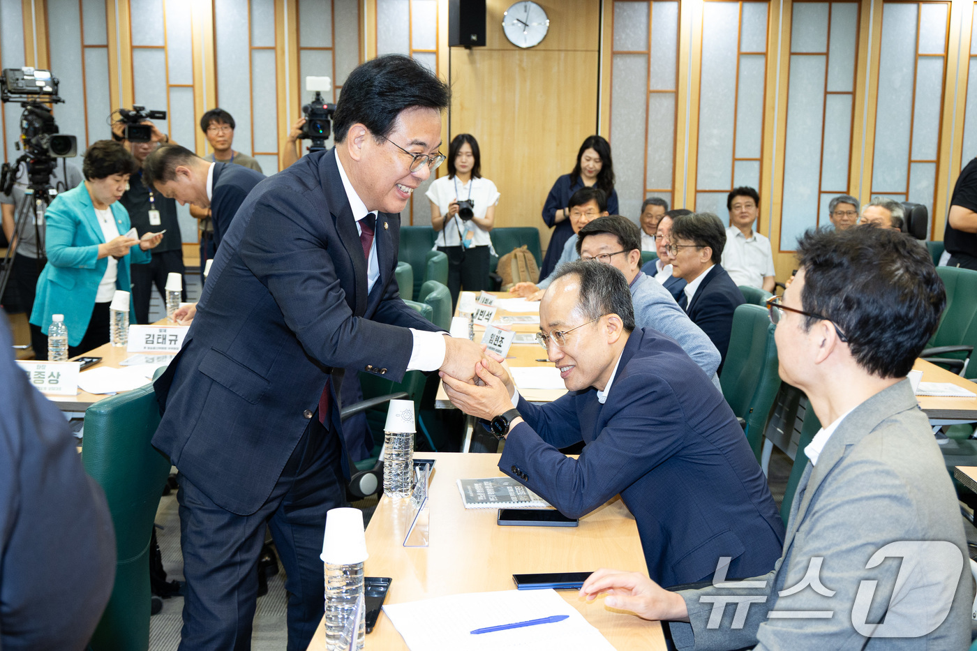 (서울=뉴스1) 유승관 기자 = 송언석 국민의힘 비상대책위원장 겸 원내대표가 30일 서울 여의도 국회 의원회관에서 열린 방송3법 저지를 위한 연속토론회 '이재명 정부의 방송3법 위 …