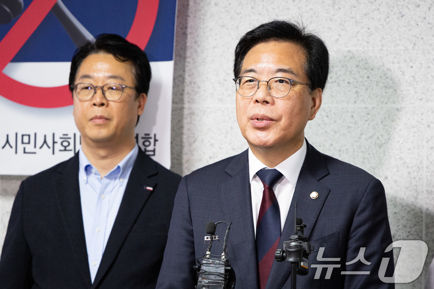 (서울=뉴스1) 유승관 기자 = 송언석 국민의힘 비상대책위원장 겸 원내대표가 30일 서울 여의도 국회 의원회관에서 열린 방송3법 저지를 위한 연속토론회 '이재명 정부의 방송3법 위 …