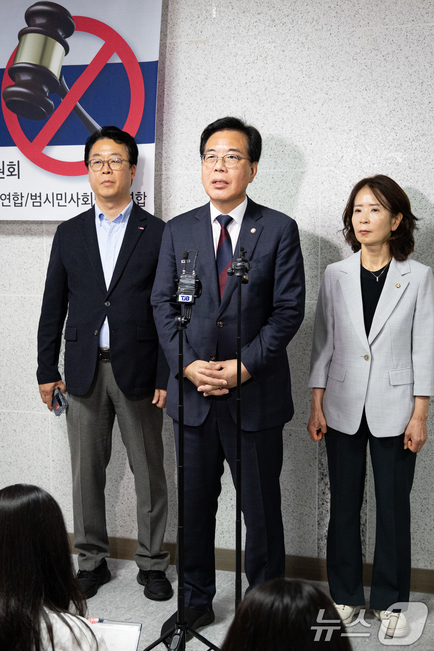 (서울=뉴스1) 유승관 기자 = 송언석 국민의힘 비상대책위원장 겸 원내대표가 30일 서울 여의도 국회 의원회관에서 열린 방송3법 저지를 위한 연속토론회 '이재명 정부의 방송3법 위 …