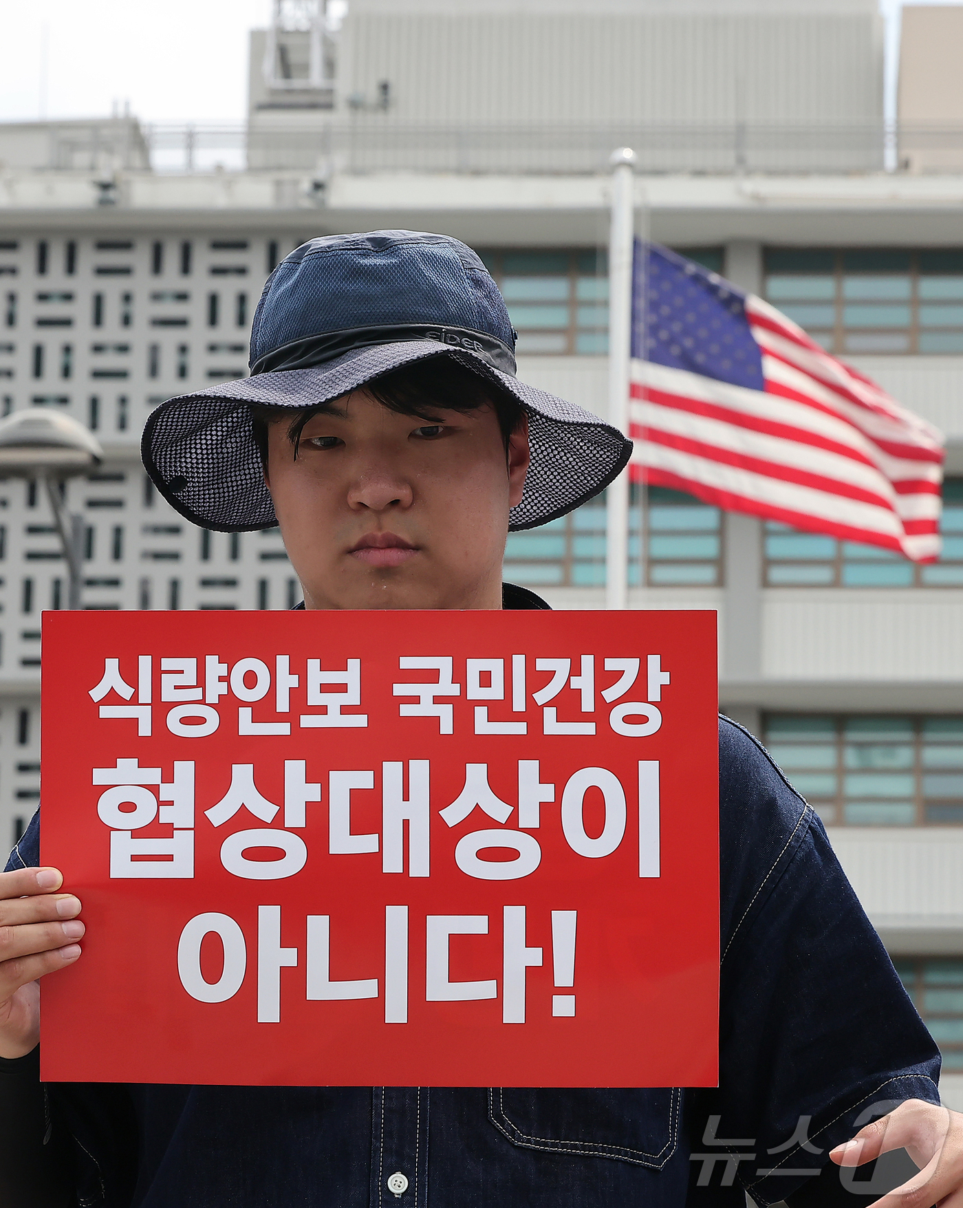 (서울=뉴스1) 김진환 기자 = 전국한우협회 회원들이 30일 서울 종로구 광화문광장에서 기자회견을 열고 미국의 30개월령 이상 쇠고기 수입 압박을 규탄하고 검역주권 침해하는 불공정 …