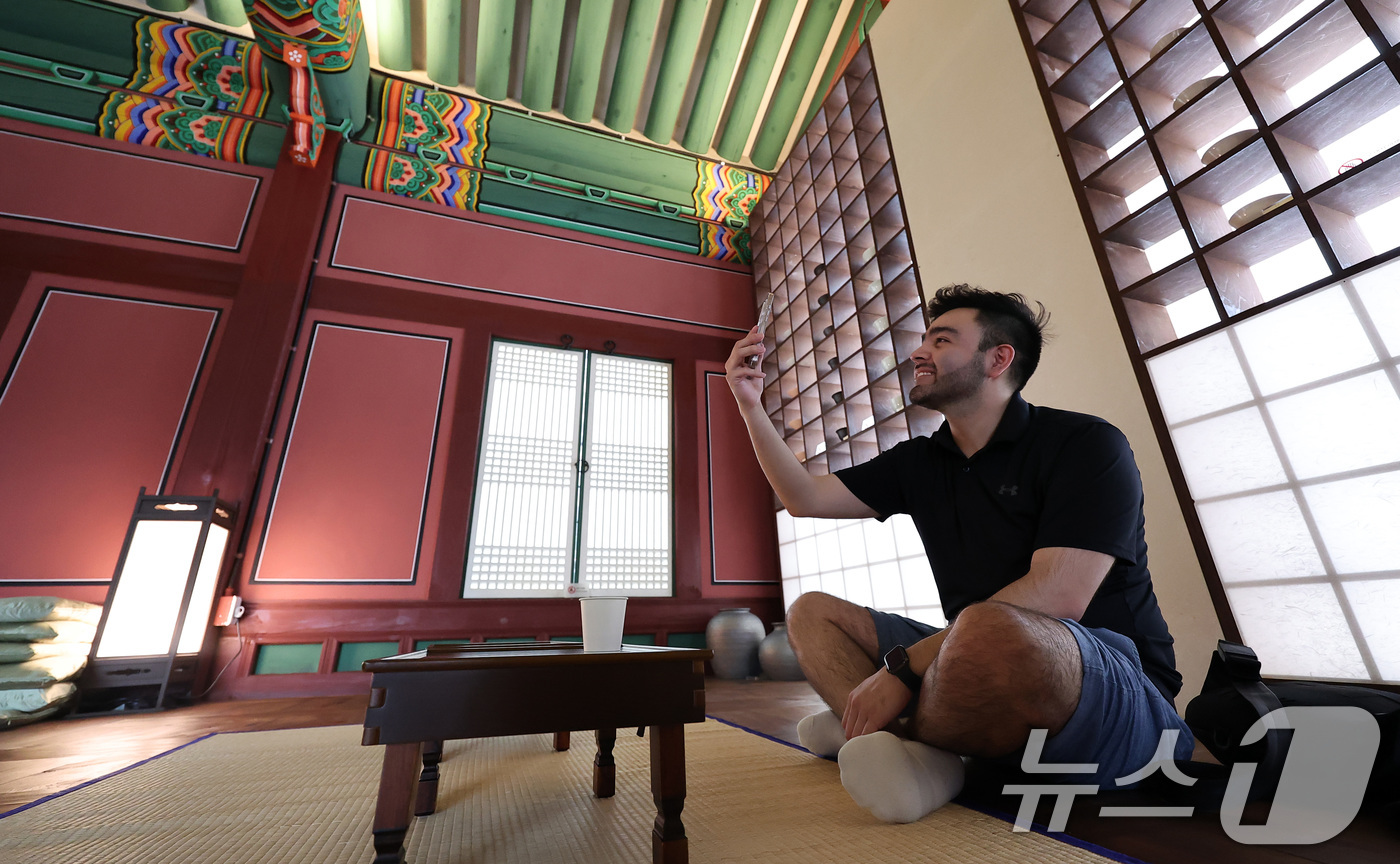 (서울=뉴스1) 김성진 기자 = 30일 서울 종로구 창덕궁 약방을 찾은 외국인 관광객이 차를 마시며 휴식을 취하고 있다.약방은 조선시대 궁궐 내 의료기관으로, 내의원으로도 불리며 …