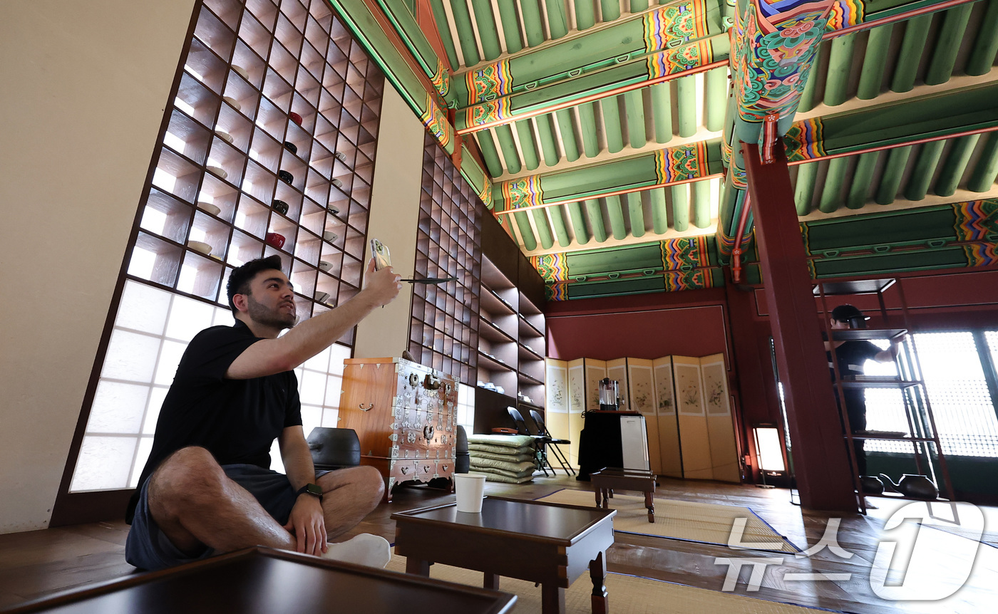 (서울=뉴스1) 김성진 기자 = 30일 서울 종로구 창덕궁 약방을 찾은 외국인 관광객이 차를 마시며 휴식을 취하고 있다.약방은 조선시대 궁궐 내 의료기관으로, 내의원으로도 불리며 …