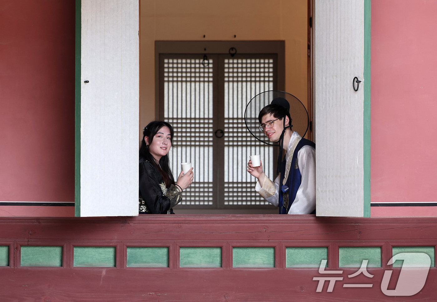 (서울=뉴스1) 김성진 기자 = 30일 서울 종로구 창덕궁 약방을 찾은 외국인 관광객들이 차를 마시며 휴식을 취하고 있다.약방은 조선시대 궁궐 내 의료기관으로, 내의원으로도 불리며 …