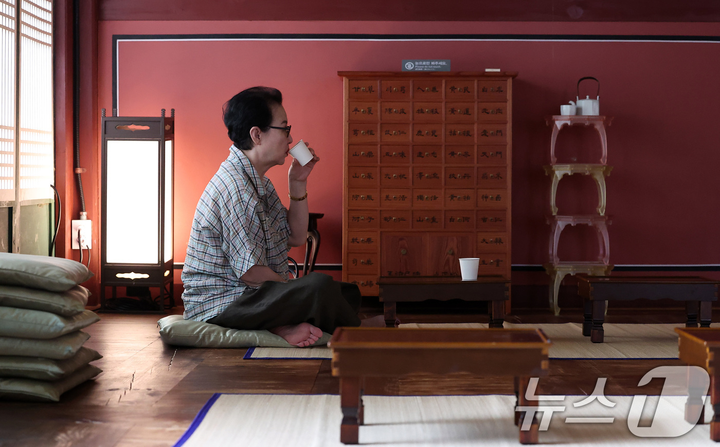 (서울=뉴스1) 김성진 기자 = 30일 서울 종로구 창덕궁 약방을 찾은 시민들이 차를 마시며 휴식을 취하고 있다.약방은 조선시대 궁궐 내 의료기관으로, 내의원으로도 불리며 왕실의 …