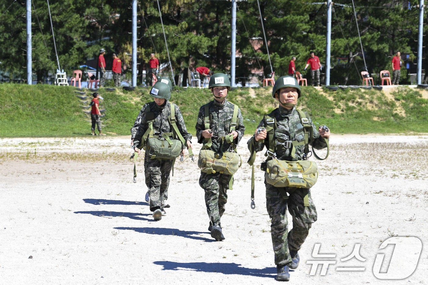 (서울=뉴스1) = 해병대는 지난 28일부터 4박 5일간 경북 포항의 훈련장 일대에서 전국 중·고교생과 대학생, 일반인, 재외동포 청소년 등 300여 명을 대상으로 '25년 여름 …