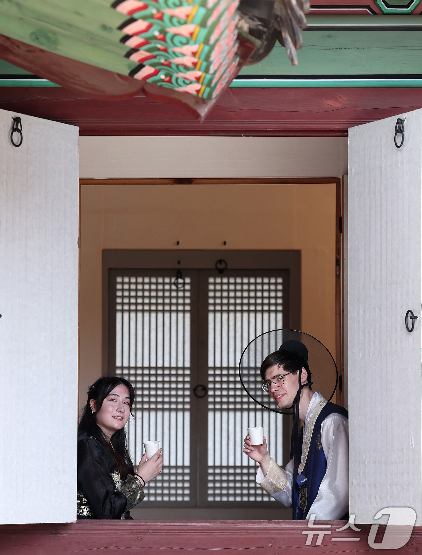 (서울=뉴스1) 김성진 기자 = 30일 서울 종로구 창덕궁 약방을 찾은 외국인 관광객들이 차를 마시며 휴식을 취하고 있다.약방은 조선시대 궁궐 내 의료기관으로, 내의원으로도 불리며 …