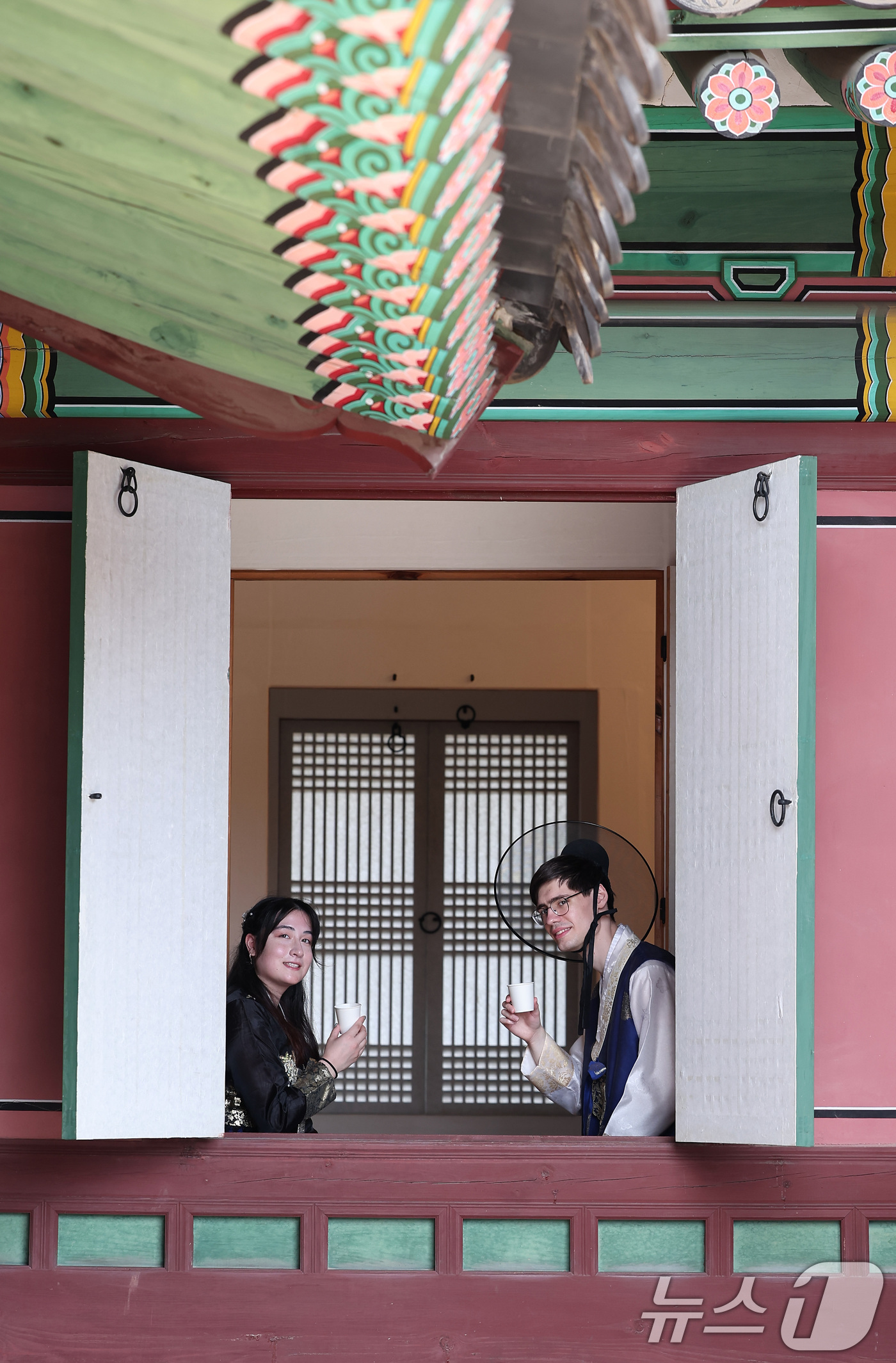 (서울=뉴스1) 김성진 기자 = 30일 서울 종로구 창덕궁 약방을 찾은 외국인 관광객들이 차를 마시며 휴식을 취하고 있다.약방은 조선시대 궁궐 내 의료기관으로, 내의원으로도 불리며 …