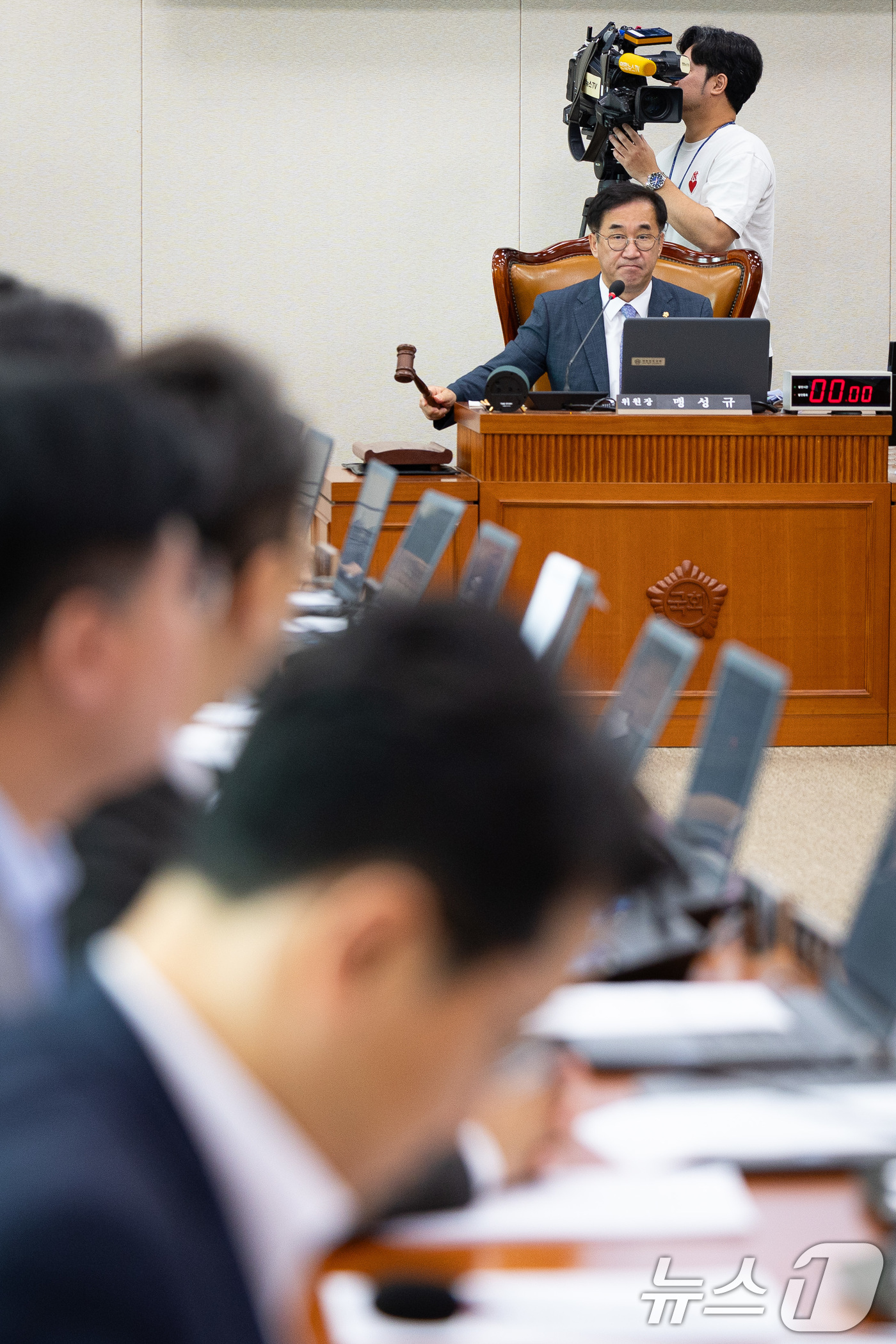 (서울=뉴스1) 유승관 기자 = 맹성규 국회 국토교통위원장이 30일 서울 여의도 국회에서 열린 제427회 국회(임시회) 제3차 전체회의에서 의사봉을 두드리고 있다.국토위는 이날 전 …