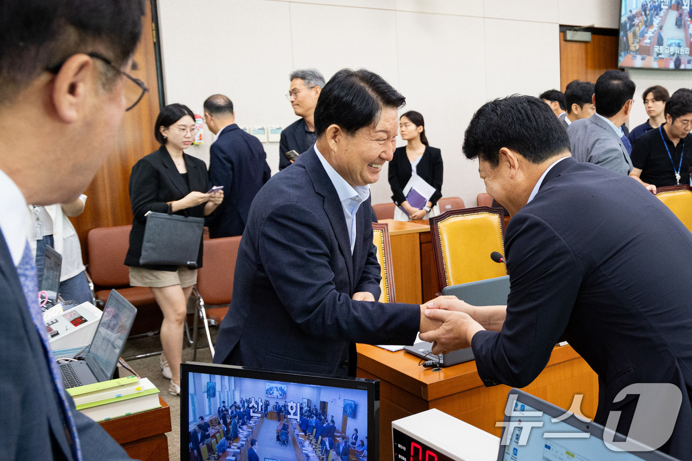 (서울=뉴스1) 유승관 기자 = 30일 서울 여의도 국회에서 열린 제427회 국회(임시회) 국토교통위원회 제3차 전체회의에서 권영진 국민의힘 간사와 복기왕 더불어민주당 간사가 인사 …