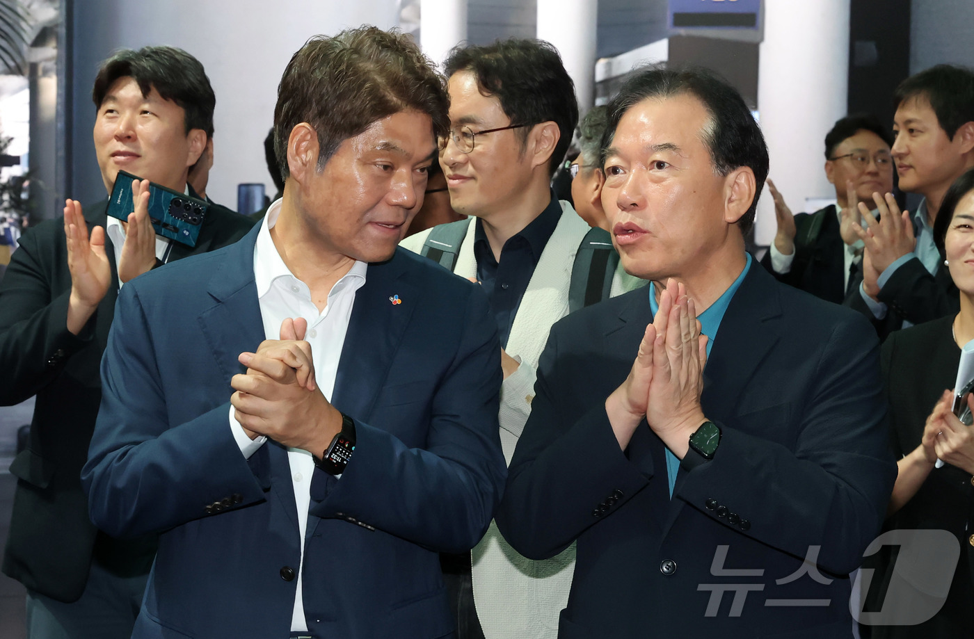 (파주=뉴스1) 사진공동취재단 = 정태호 국정기획위원회 경제1분과장(오른쪽)과 허민회 CJ 경영지원대표가 30일 경기 파주시 탄현면 CJ ENM 스튜디오에서 이야기를 나누고 있다. …