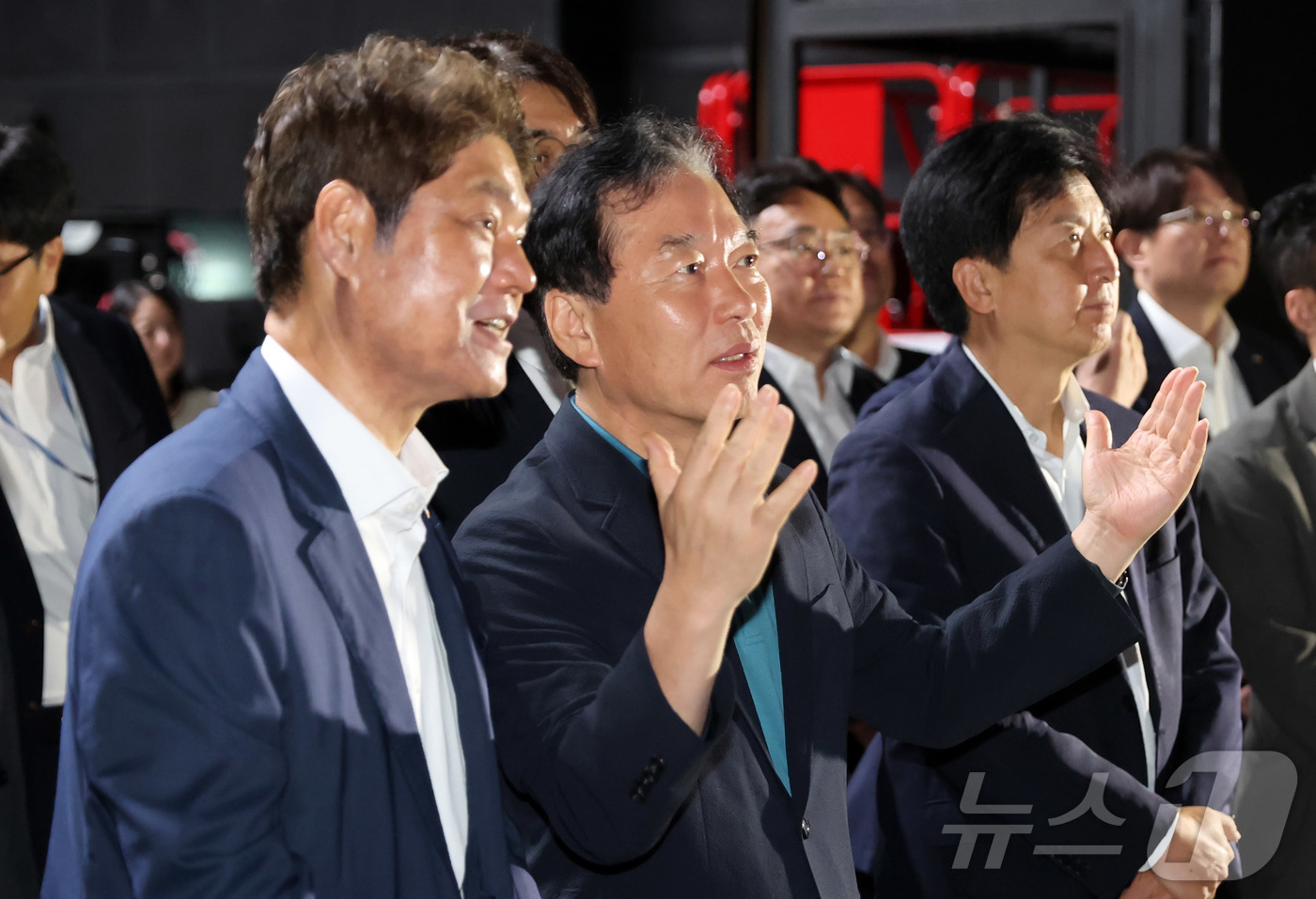 (파주=뉴스1) 사진공동취재단 = 정태호 국정기획위원회 경제1분과장이 30일 경기 파주시 탄현면 CJ ENM 스튜디오를 찾아  VP Stage 시연을 하며 허민회 CJ 경영지원대표 …