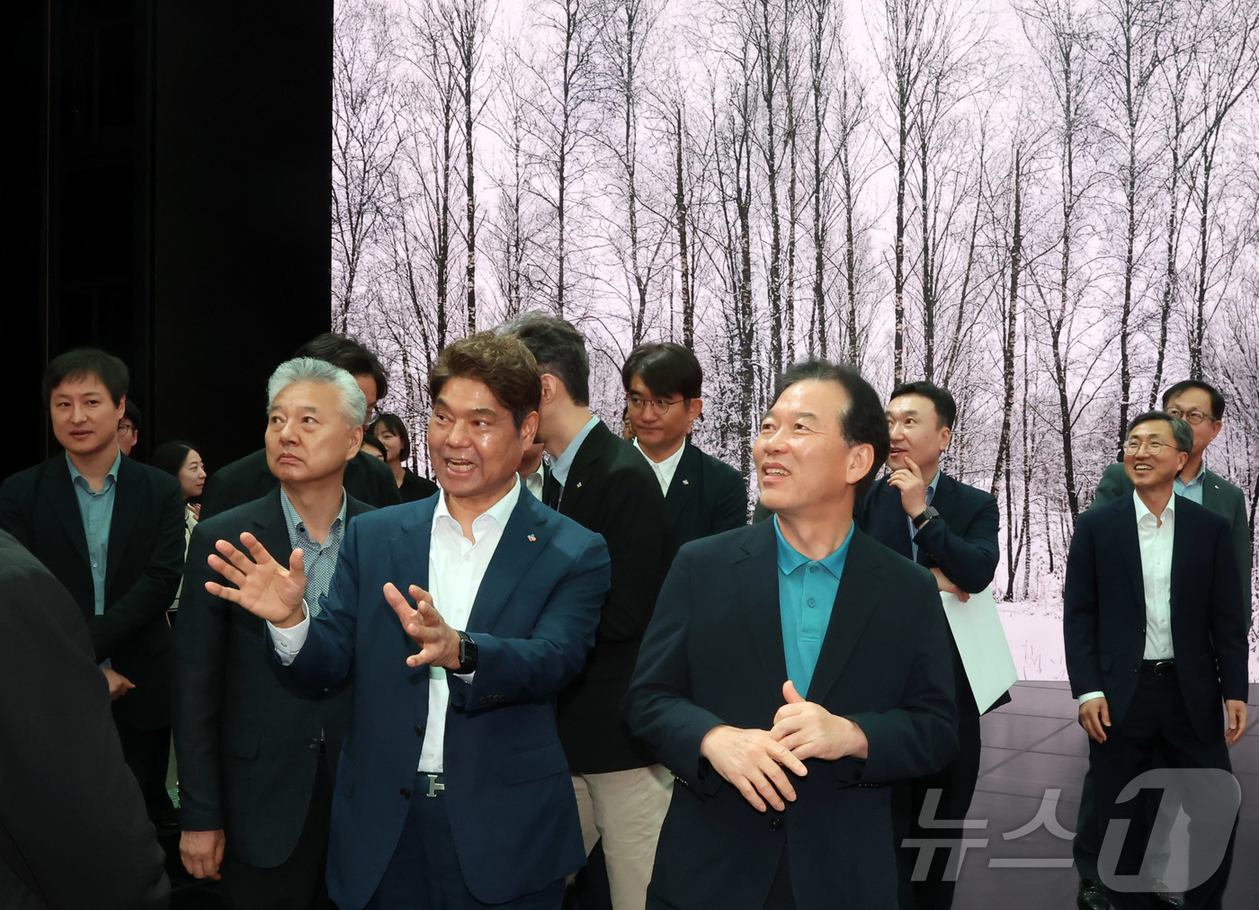 (파주=뉴스1) 사진공동취재단 = 정태호 국정기획위원회 경제1분과장과 허민회 CJ 경영지원대표를 비롯한 위원들이 30일 경기 파주시 탄현면 CJ ENM 스튜디오를 찾아 VP Sta …