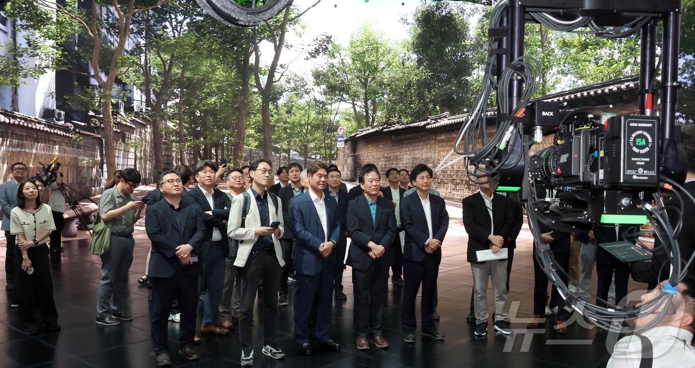 (파주=뉴스1) 사진공동취재단 = 정태호 국정기획위원회 경제1분과장과 허민회 CJ 경영지원대표를 비롯한 위원들이 30일 경기 파주시 탄현면 CJ ENM 스튜디오를 찾아 VP Sta …