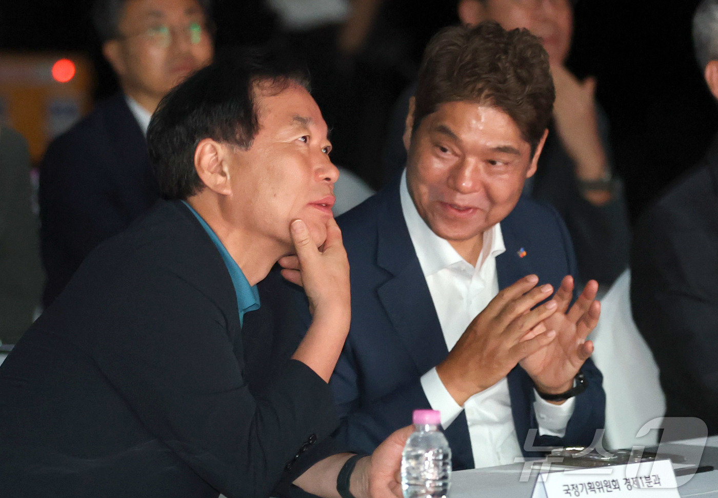 (파주=뉴스1) 사진공동취재단 = 정태호 국정기획위원회 경제1분과장이 30일 경기 파주시 탄현면 CJ ENM 스튜디오를 찾아 허민회 CJ 경영지원대표와 이야기를 나누고 있다. 20 …