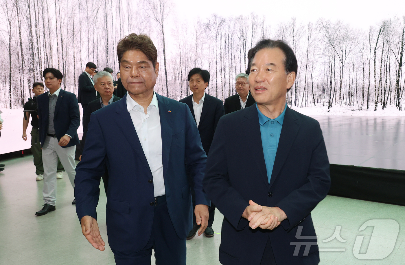 (파주=뉴스1) 사진공동취재단 = 국정기획위 경제 1분과 정태호 분과장이 30일 오전 경기도 파주시 CJ ENM 스튜디오를 방문해 버추얼 프로덕션 스테이지(VP 스테이지)에서 허민 …