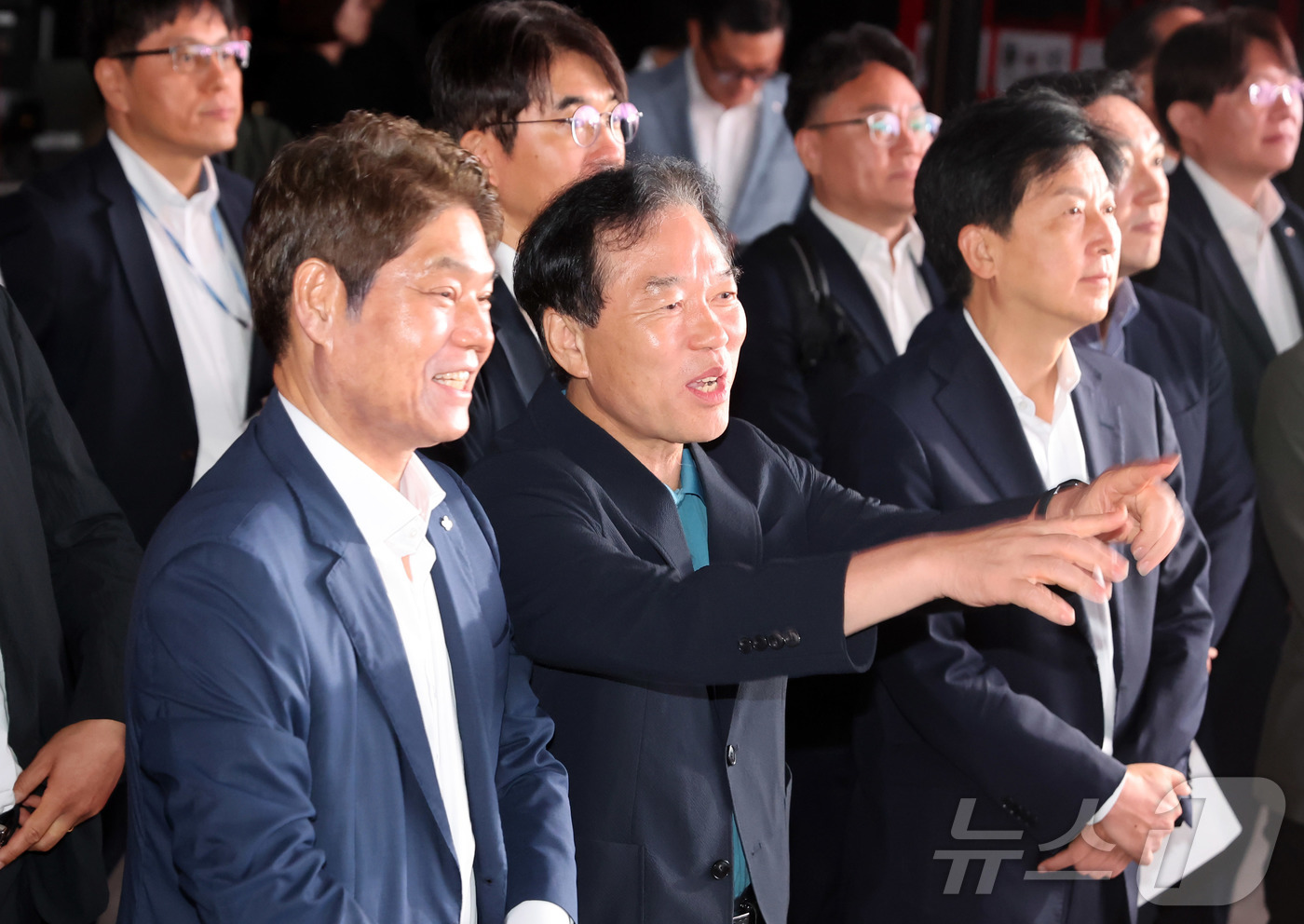 (파주=뉴스1) 사진공동취재단 = 정태호 국정기획위원회 경제1분과장이 30일 경기 파주시 탄현면 CJ ENM 스튜디오를 찾아  VP Stage 시연을 하며 허민회 CJ 경영지원대표 …