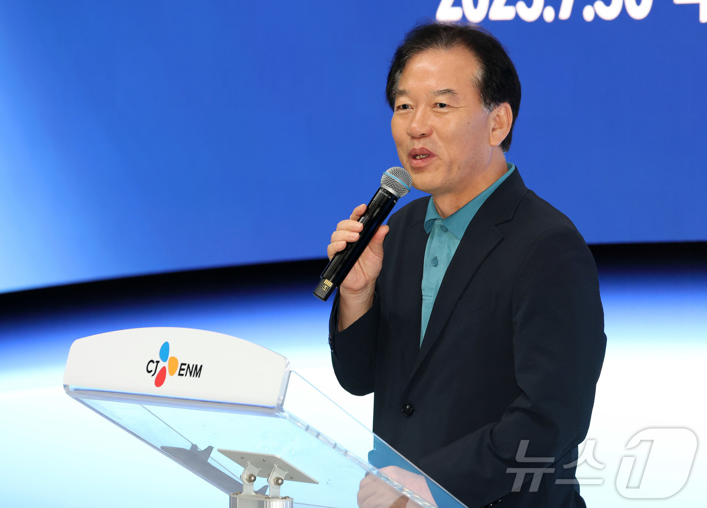 (파주=뉴스1) 사진공동취재단 = 정태호 국정기획위원회 경제1분과장이 30일 경기 파주시 탄현면 CJ ENM 스튜디오를 찾아 인사말을 하고 있다. 2025.7.30/뉴스1