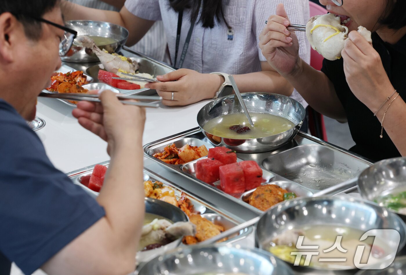 본문 이미지 - 중복&#40;中伏&#41;인 30일 경기 수원시 장안구청 구내식당에서 열린 복달임 행사에서 구청 직원들이 삼계탕을 먹고 있다. 2025.7.30/뉴스1 ⓒ News1 김영운 기자