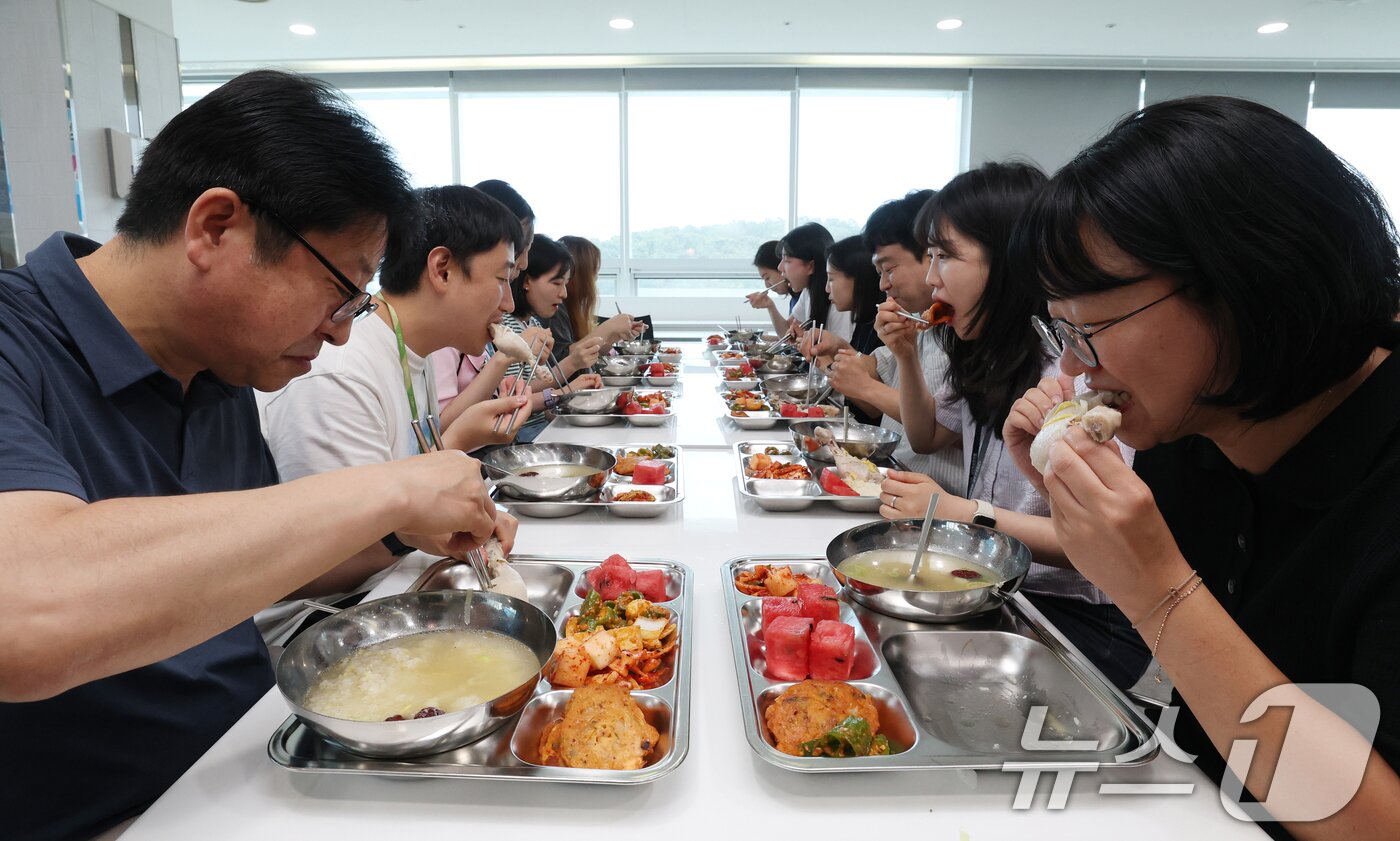 본문 이미지 - 중복&#40;中伏&#41;인 30일 경기 수원시 장안구청 구내식당에서 열린 복달임 행사에서 구청 직원들이 삼계탕을 먹고 있다. 2025.7.30/뉴스1 ⓒ News1 김영운 기자