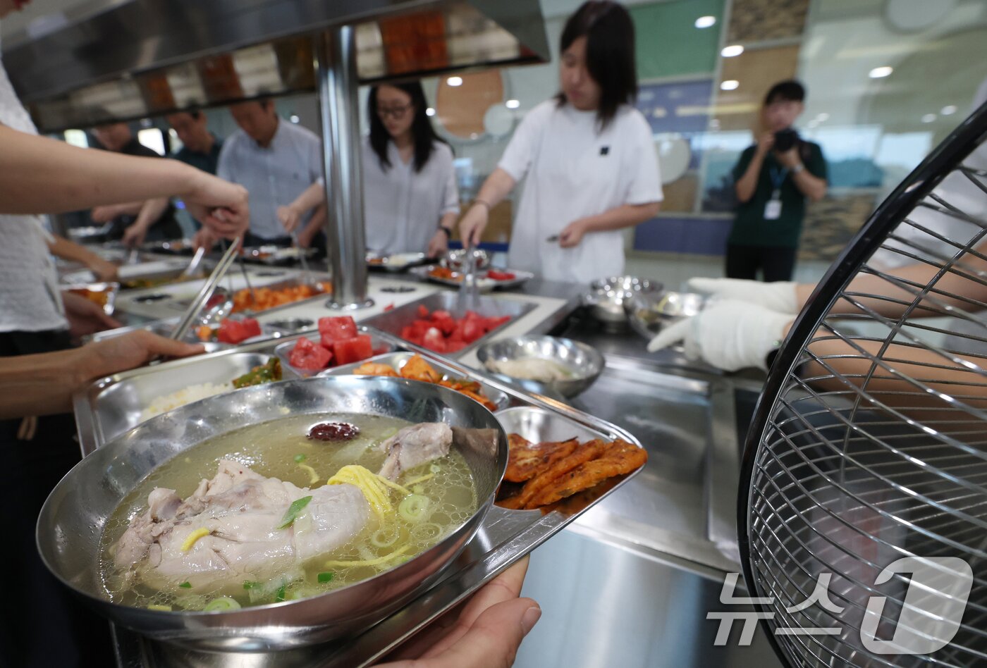 본문 이미지 - 중복(中伏)인 30일 경기 수원시 장안구청 구내식당에서 열린 복달임 행사에서 구청 직원들이 삼계탕을 배식받고 있다. 2025.7.30 ⓒ 뉴스1 김영운 기자