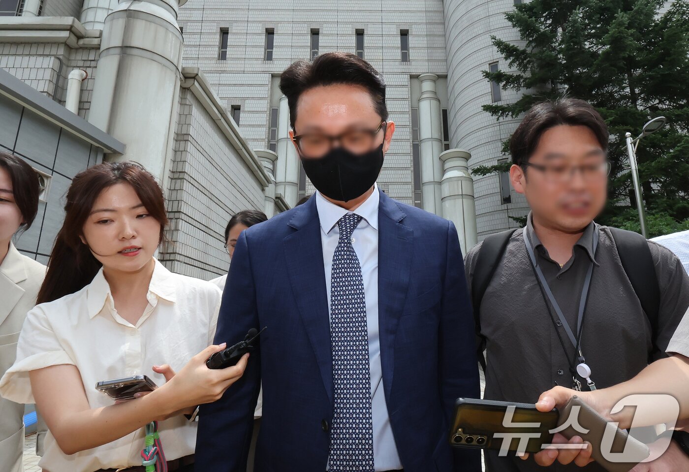 본문 이미지 - 윤석열 전 대통령의 부인 김건희 여사에게 청탁할 목적으로 명품 가방과 목걸이를 전달한 혐의를 받는 전 통일교 세계본부장 윤 씨가 지난 7월 30일 서울 서초구 서울중앙지방법원에서 열린 구속 전 피의자 심문&#40;영장실질심사&#41;를 마친 뒤 법원을 나서고 있다. 2025.7.30/뉴스1 ⓒ News1 장수영 기자