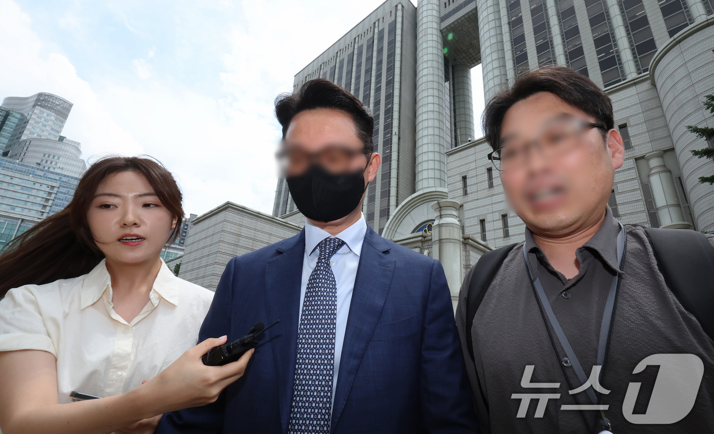 (서울=뉴스1) 장수영 기자 = 윤석열 전 대통령의 부인 김건희 여사에게 청탁할 목적으로 명품 가방과 목걸이를 전달한 혐의를 받는 전 통일교 세계본부장 윤 씨가 30일 서울 서초구 …