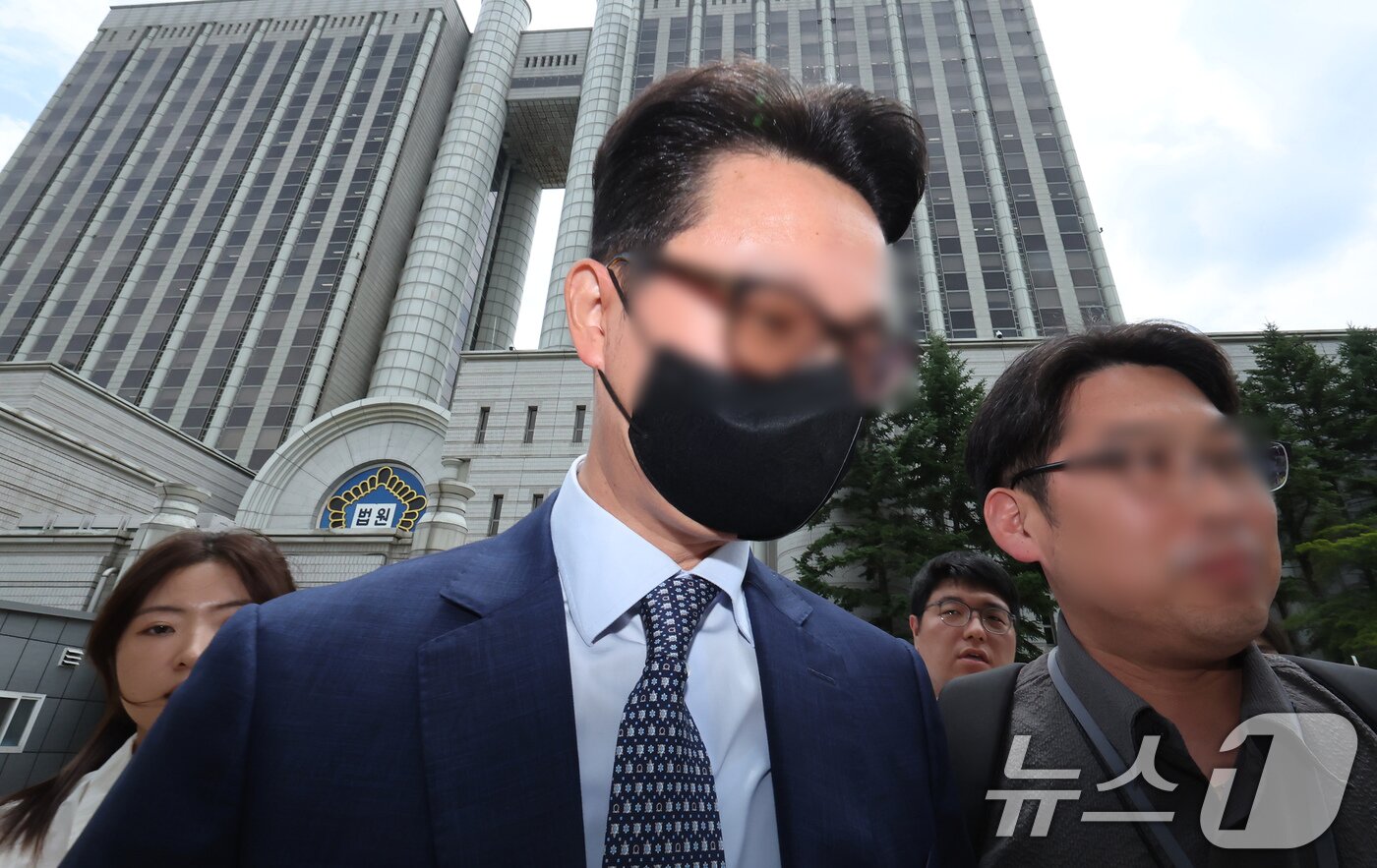 본문 이미지 - 윤석열 전 대통령의 부인 김건희 여사에게 청탁할 목적으로 명품 가방과 목걸이를 전달한 혐의를 받는 전 통일교 세계본부장 윤 씨가 30일 서울 서초구 서울중앙지방법원에서 열린 구속 전 피의자 심문&#40;영장실질심사&#41;를 마친 뒤 법원을 나서고 있다. 2025.7.30/뉴스1 ⓒ News1 장수영 기자