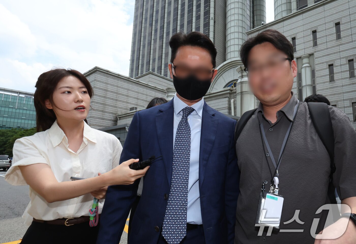 본문 이미지 - 윤석열 전 대통령의 부인 김건희 여사에게 청탁할 목적으로 명품 가방과 목걸이를 전달한 혐의를 받는 전 통일교 세계본부장 윤 씨가 30일 서울 서초구 서울중앙지방법원에서 열린 구속 전 피의자 심문&#40;영장실질심사&#41;를 마친 뒤 법원을 나서고 있다. 2025.7.30/뉴스1 ⓒ News1 장수영 기자