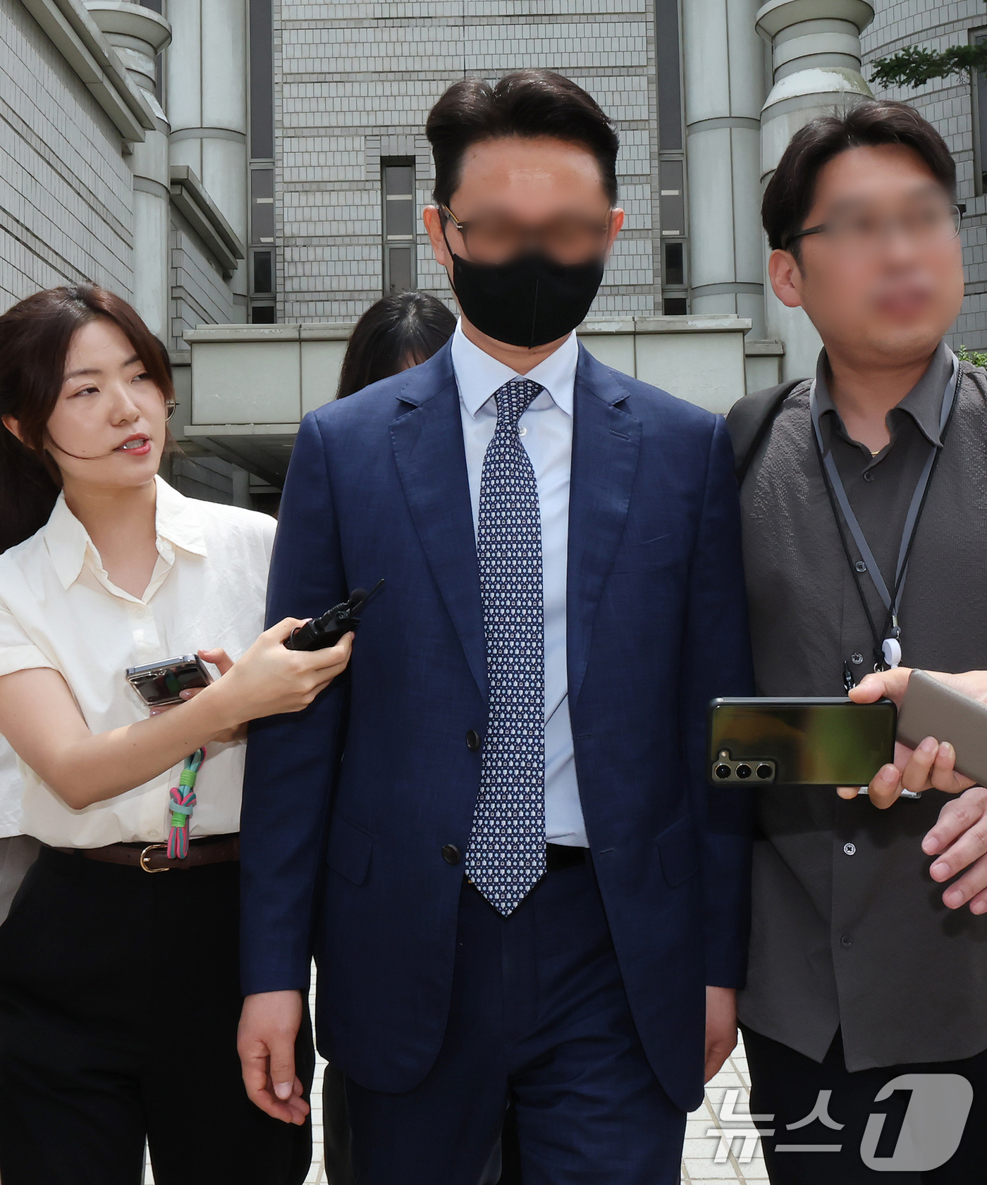 (서울=뉴스1) 장수영 기자 = 윤석열 전 대통령의 부인 김건희 여사에게 청탁할 목적으로 명품 가방과 목걸이를 전달한 혐의를 받는 전 통일교 세계본부장 윤 씨가 30일 서울 서초구 …