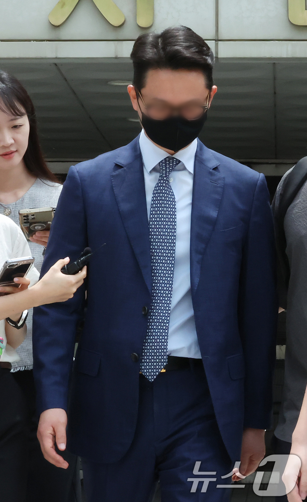 (서울=뉴스1) 장수영 기자 = 윤석열 전 대통령의 부인 김건희 여사에게 청탁할 목적으로 명품 가방과 목걸이를 전달한 혐의를 받는 전 통일교 세계본부장 윤 씨가 30일 서울 서초구 …