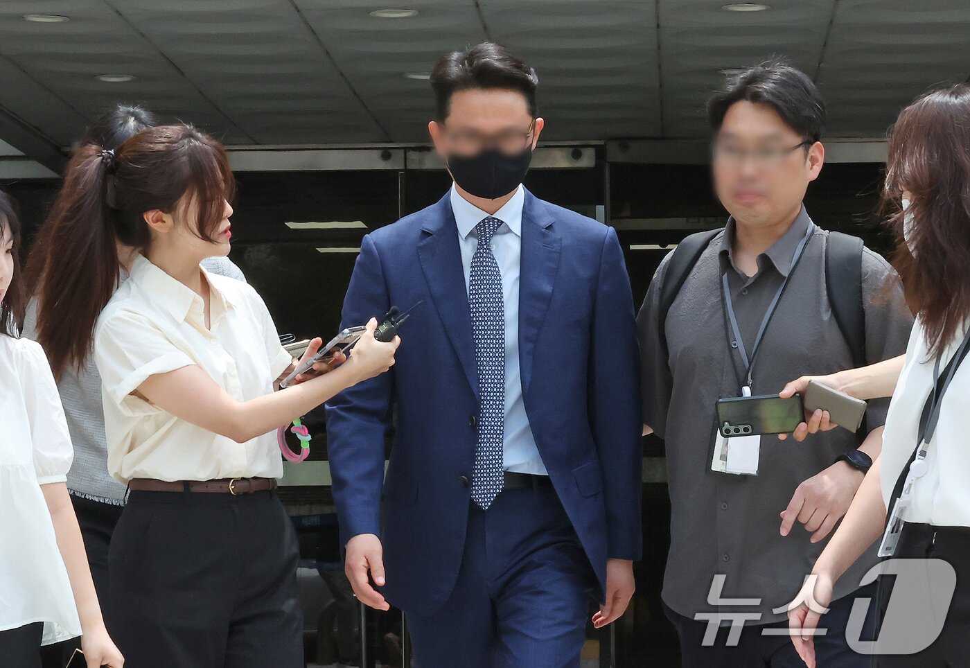 본문 이미지 - 윤석열 전 대통령의 부인 김건희 여사에게 청탁할 목적으로 명품 가방과 목걸이를 전달한 혐의를 받는 전 통일교 세계본부장 윤 씨가 30일 서울 서초구 서울중앙지방법원에서 열린 구속 전 피의자 심문(영장실질심사)를 마친 뒤 법원을 나서고 있다. 2025.7.30/뉴스1 ⓒ News1 장수영 기자