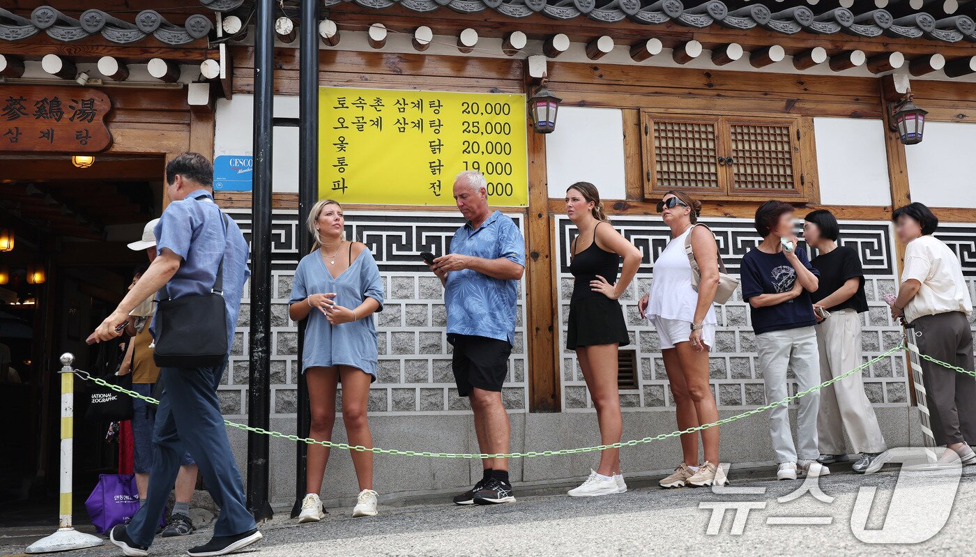 본문 이미지 - 절기상 중복인 30일 서울 종로구의 한 삼계탕 전문점을 찾은 외국인 관광객과 시민들이 점심식사를 위해 줄지어 대기하고 있다. 2025.7.30/뉴스1 ⓒ News1 박지혜 기자