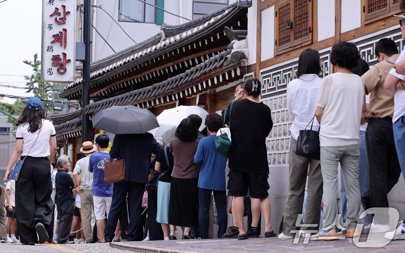 (서울=뉴스1) 박지혜 기자 = 절기상 중복인 30일 서울 종로구의 한 삼계탕 전문점을 찾은 시민들이 점심식사를 위해 줄지어 대기하고 있다. 2025.7.30/뉴스1