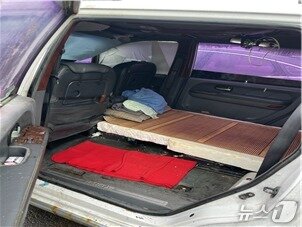 본문 이미지 -   10년 전 제주도로 이주한 후 A 씨가 생활하던 차량 내부.&#40;제주시 제공. 재판매 및 DB 금지&#41;/뉴스1