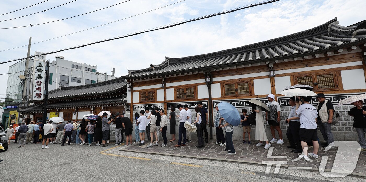 본문 이미지 - 절기상 중복인 30일 서울 종로구의 한 삼계탕 전문점을 찾은 시민들이 점심식사를 위해 줄지어 대기하고 있다. 2025.7.30/뉴스1 ⓒ News1 박지혜 기자