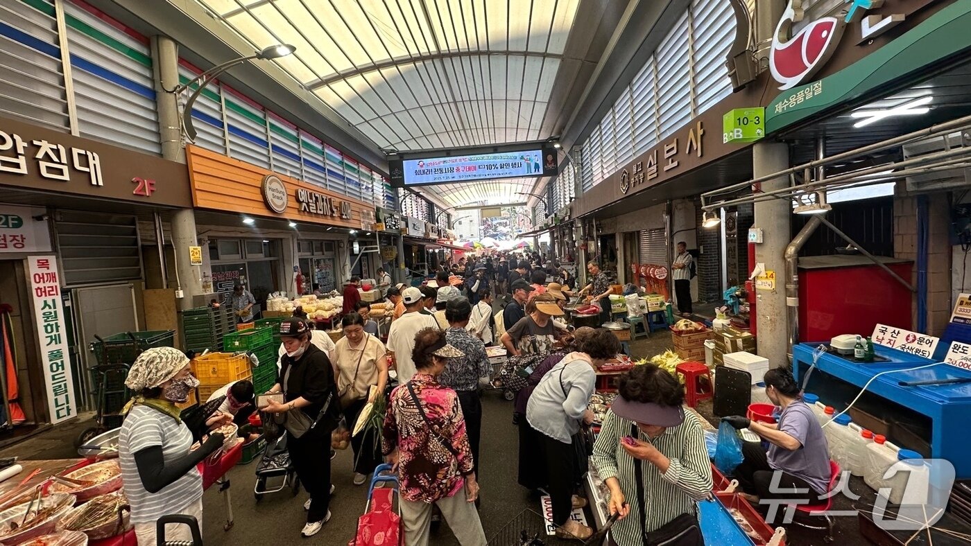 본문 이미지 - 30일 울산 태화전통시장이 손님들로 북적이고 있다.2025.7.30/뉴스1 ⓒNews1 김지혜 기자